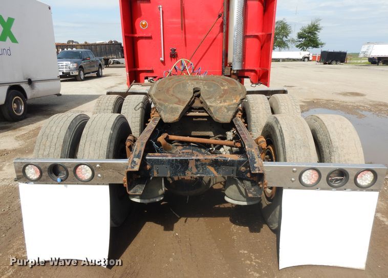 image for item DF6793 1997 Freightliner FLD120  semi truck