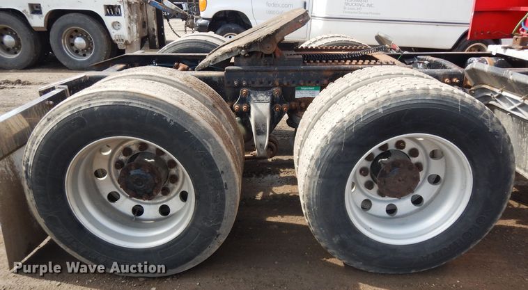 image for item DF6793 1997 Freightliner FLD120  semi truck