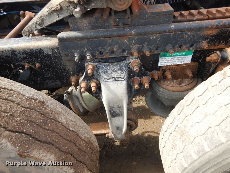 image for item DF6793 1997 Freightliner FLD120  semi truck