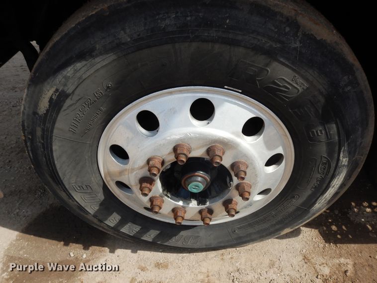 image for item DF6793 1997 Freightliner FLD120  semi truck