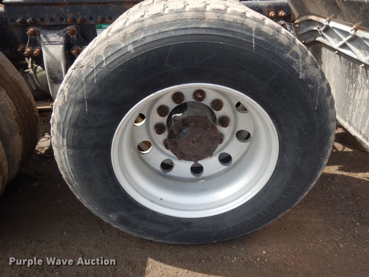 image for item DF6793 1997 Freightliner FLD120  semi truck