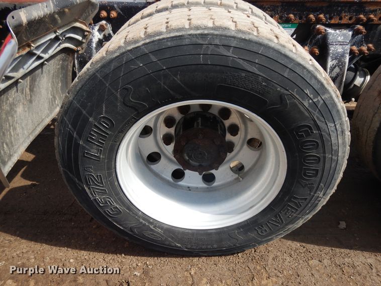 image for item DF6793 1997 Freightliner FLD120  semi truck