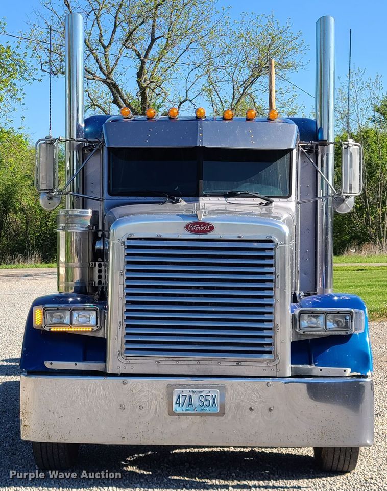 image for item DH5988 2001 Peterbilt 379  semi truck
