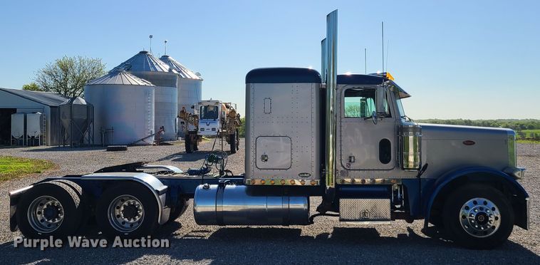 image for item DH5988 2001 Peterbilt 379  semi truck