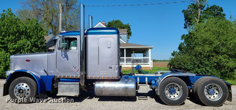 image for item DH5988 2001 Peterbilt 379  semi truck
