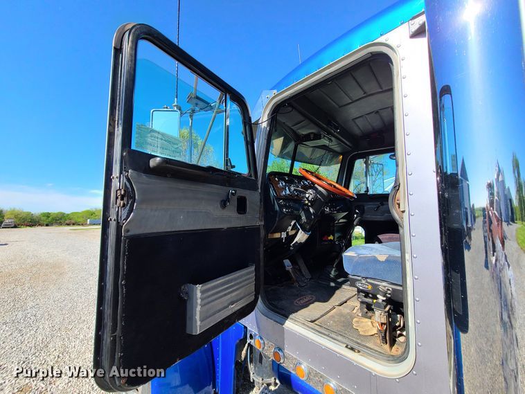 image for item DH5988 2001 Peterbilt 379  semi truck