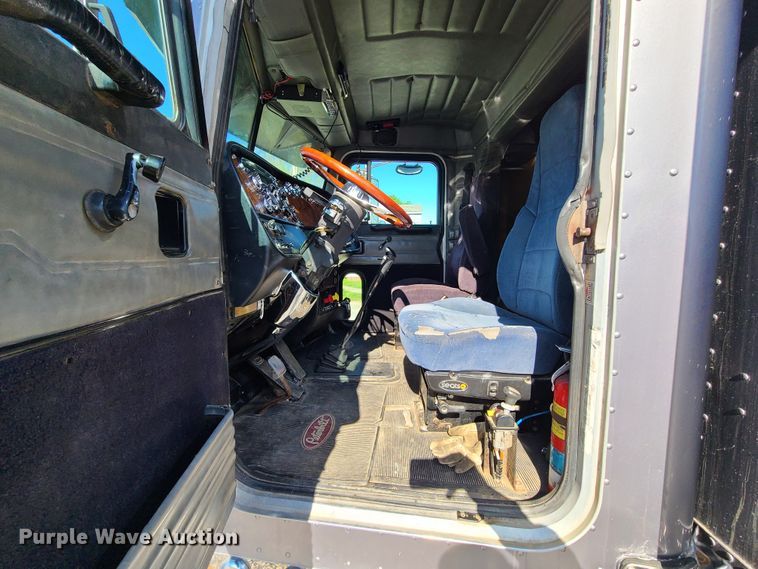 image for item DH5988 2001 Peterbilt 379  semi truck