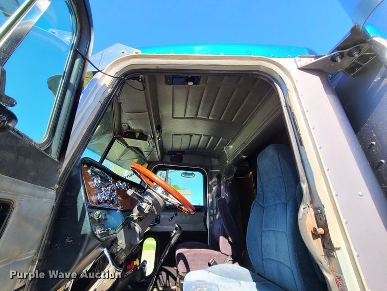 image for item DH5988 2001 Peterbilt 379  semi truck