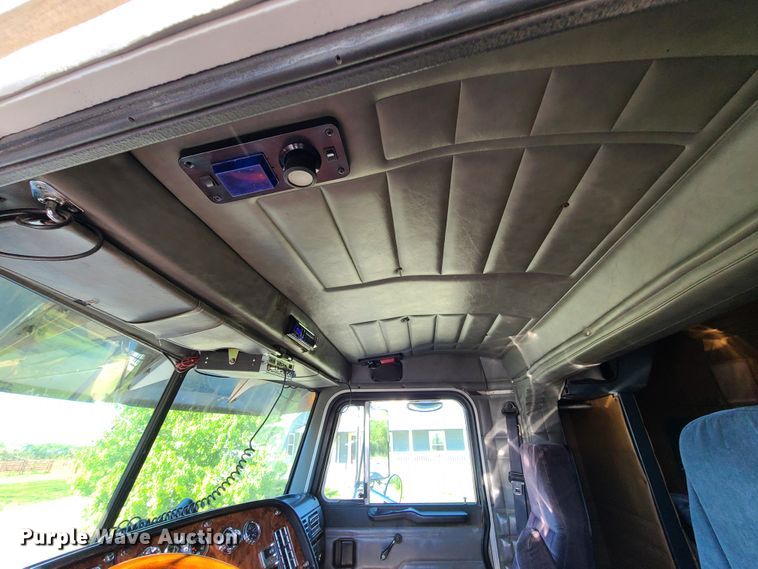 image for item DH5988 2001 Peterbilt 379  semi truck