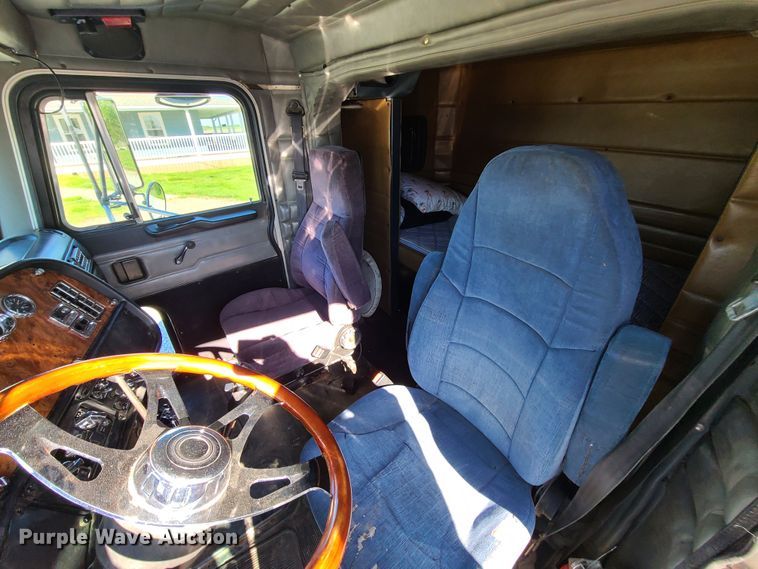 image for item DH5988 2001 Peterbilt 379  semi truck