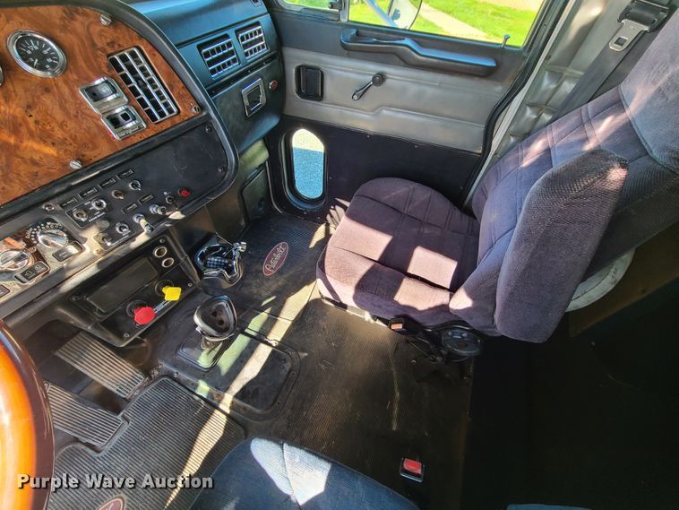 image for item DH5988 2001 Peterbilt 379  semi truck