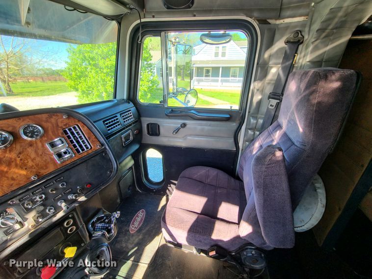 image for item DH5988 2001 Peterbilt 379  semi truck