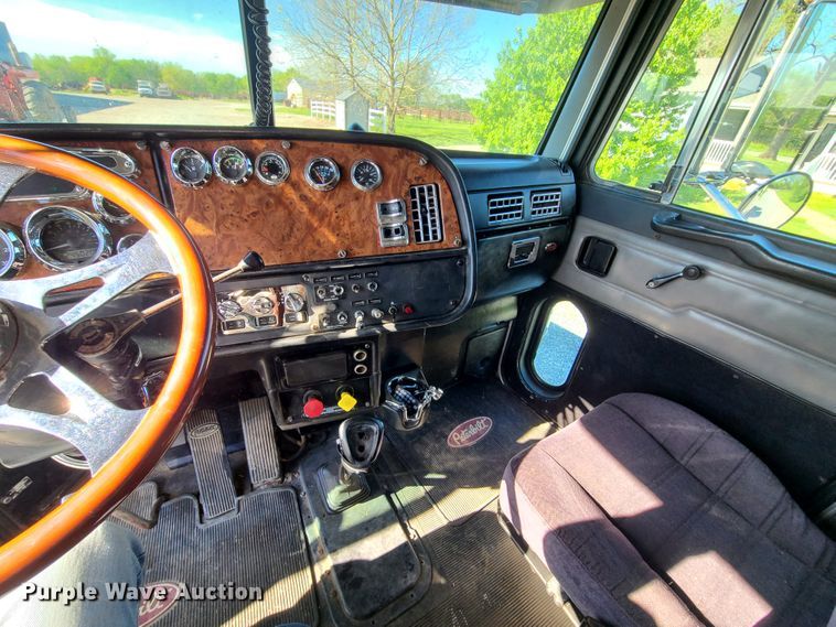 image for item DH5988 2001 Peterbilt 379  semi truck