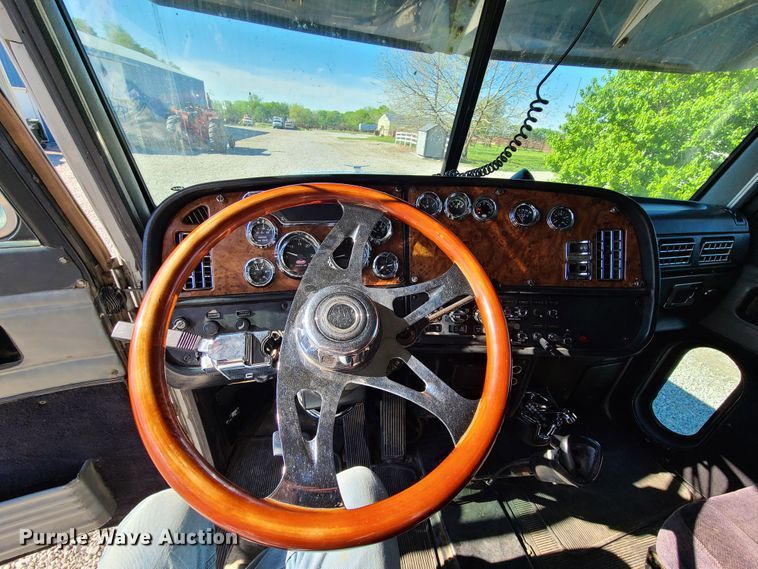 image for item DH5988 2001 Peterbilt 379  semi truck