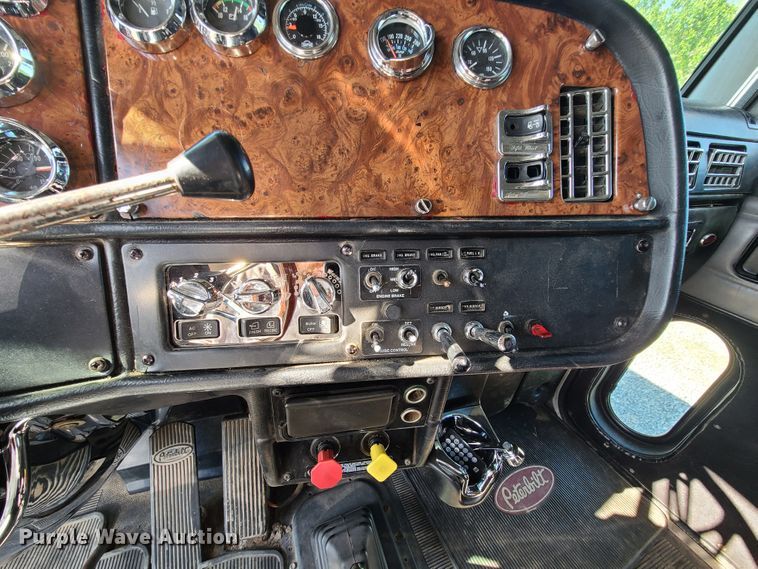 image for item DH5988 2001 Peterbilt 379  semi truck