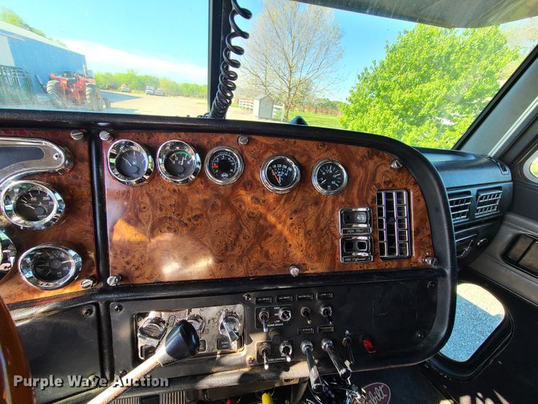 image for item DH5988 2001 Peterbilt 379  semi truck