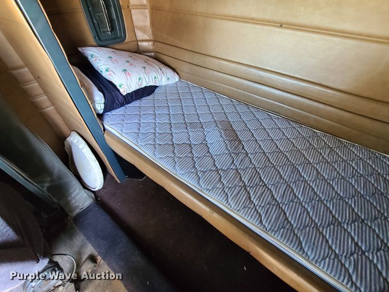 image for item DH5988 2001 Peterbilt 379  semi truck