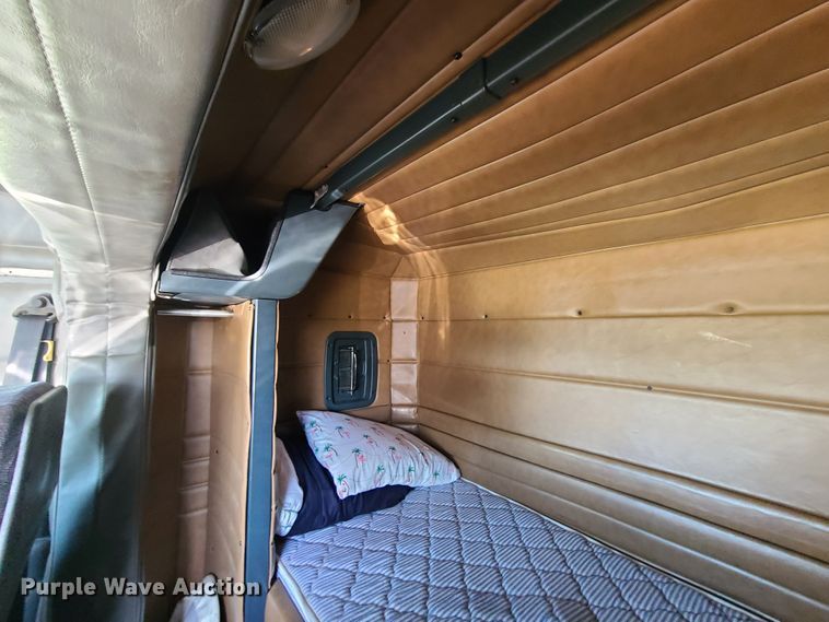 image for item DH5988 2001 Peterbilt 379  semi truck