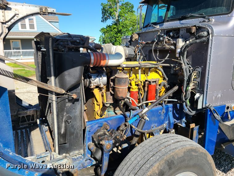 image for item DH5988 2001 Peterbilt 379  semi truck