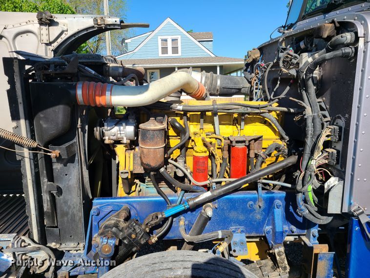 image for item DH5988 2001 Peterbilt 379  semi truck