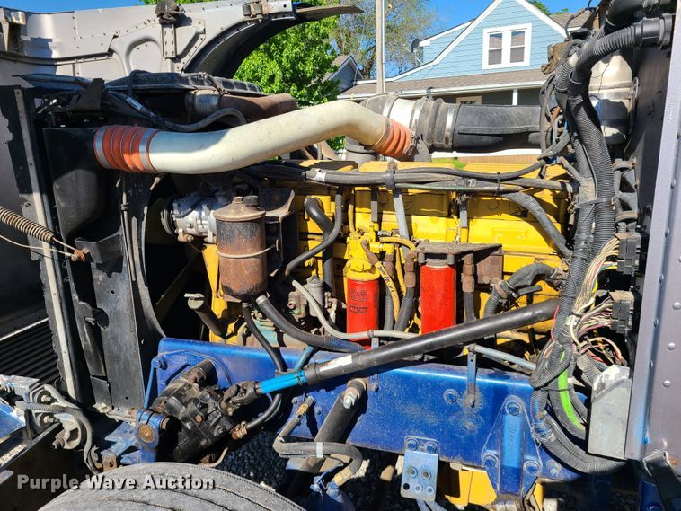 image for item DH5988 2001 Peterbilt 379  semi truck