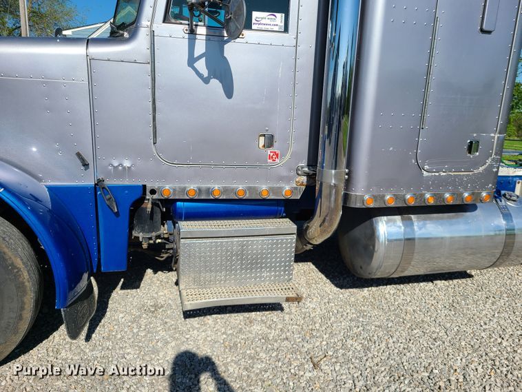 image for item DH5988 2001 Peterbilt 379  semi truck