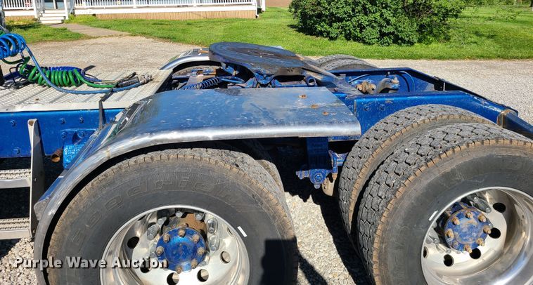 image for item DH5988 2001 Peterbilt 379  semi truck