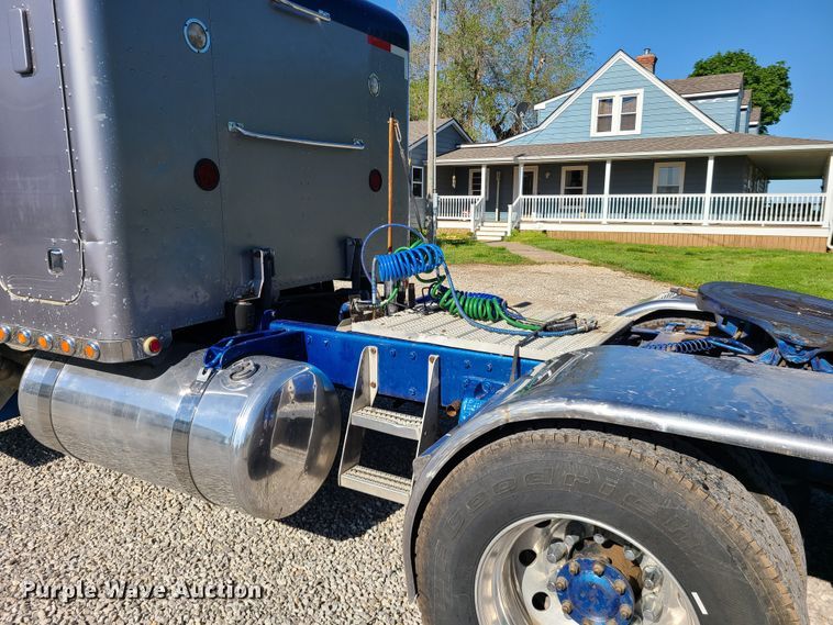 image for item DH5988 2001 Peterbilt 379  semi truck