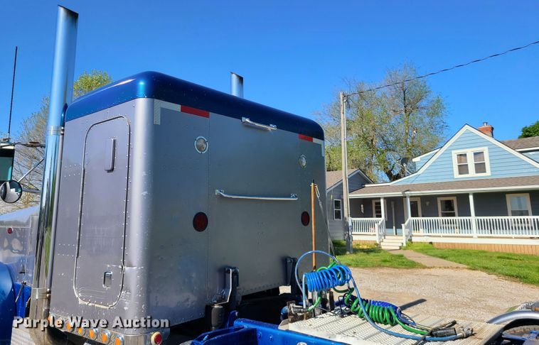 image for item DH5988 2001 Peterbilt 379  semi truck