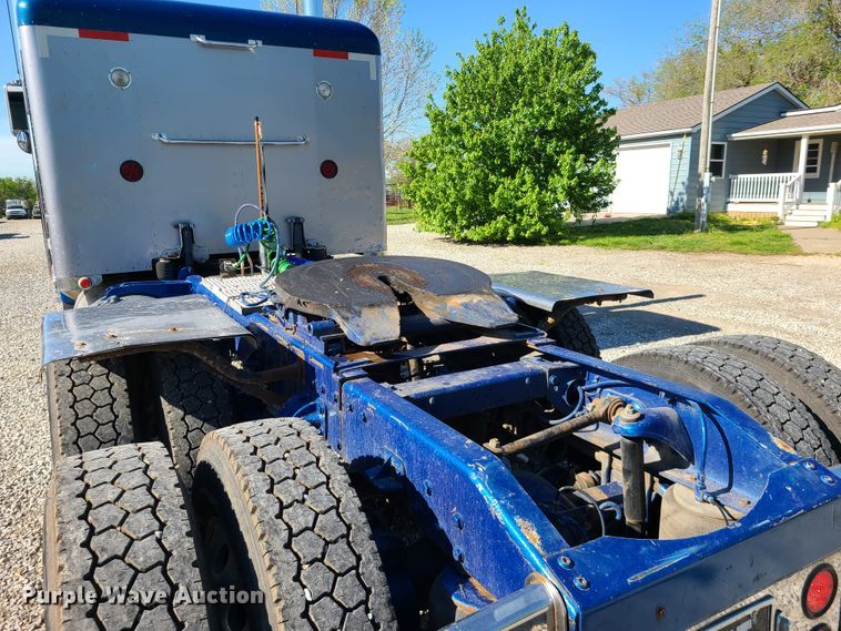 image for item DH5988 2001 Peterbilt 379  semi truck