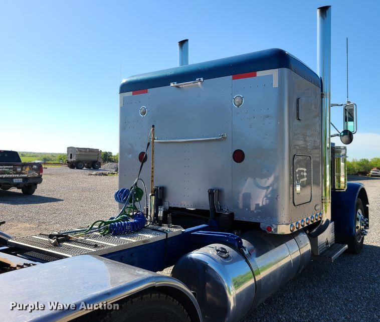 image for item DH5988 2001 Peterbilt 379  semi truck