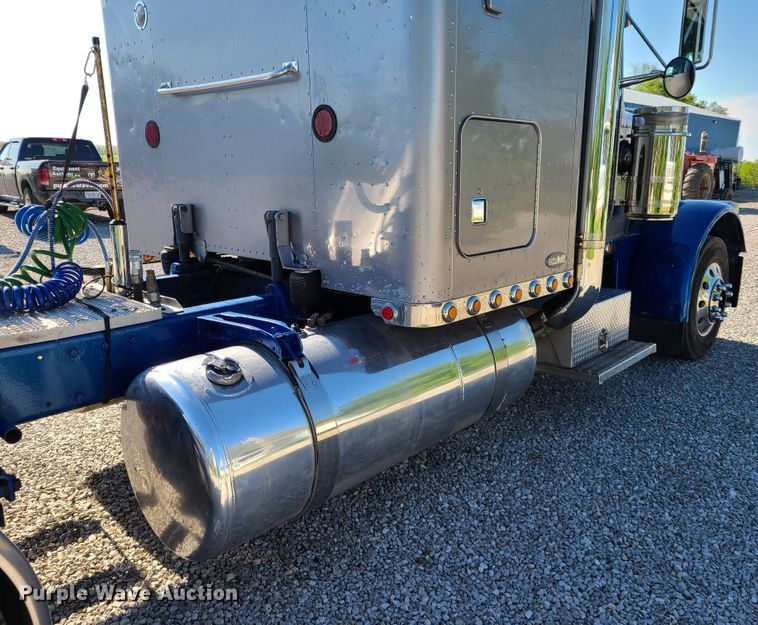 image for item DH5988 2001 Peterbilt 379  semi truck