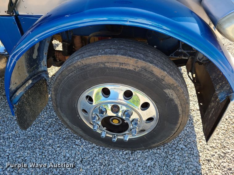 image for item DH5988 2001 Peterbilt 379  semi truck