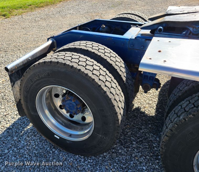 image for item DH5988 2001 Peterbilt 379  semi truck