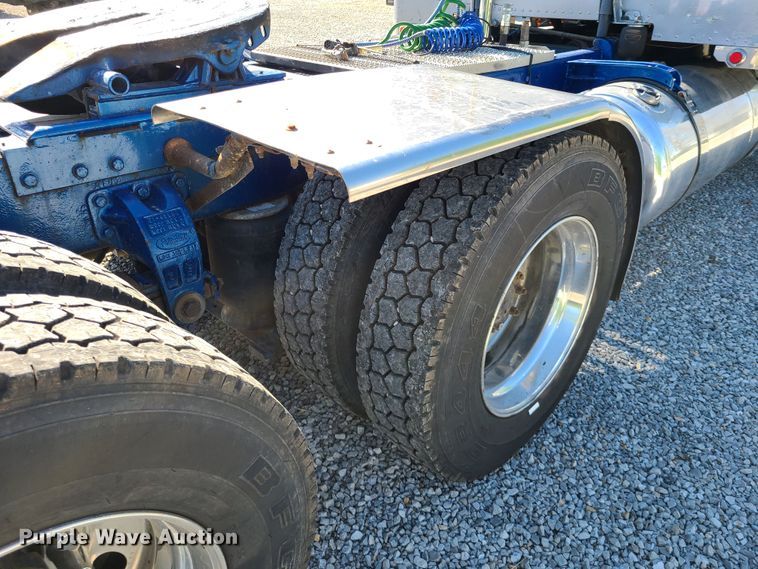 image for item DH5988 2001 Peterbilt 379  semi truck