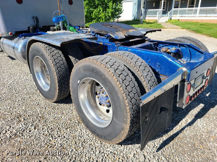 image for item DH5988 2001 Peterbilt 379  semi truck