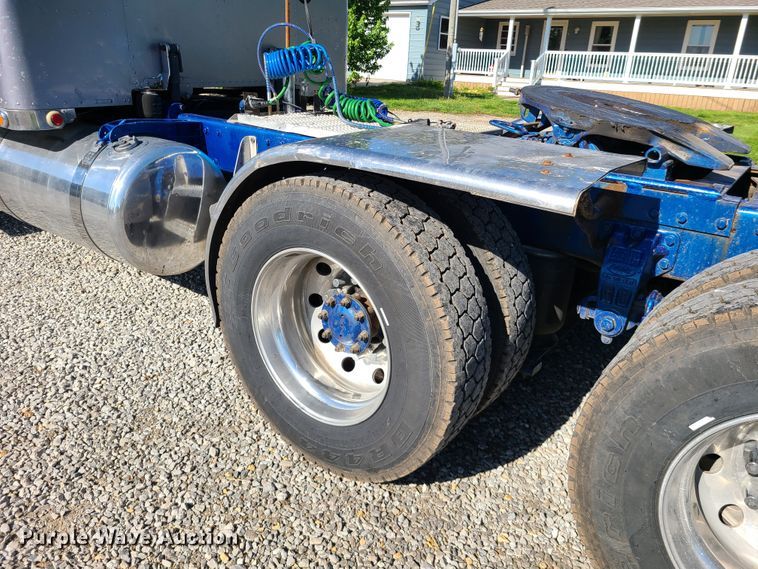 image for item DH5988 2001 Peterbilt 379  semi truck