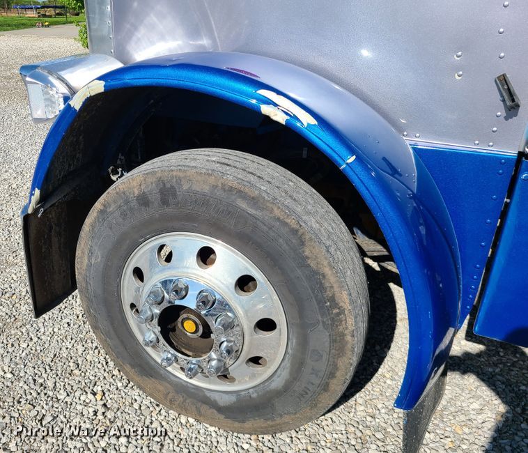 image for item DH5988 2001 Peterbilt 379  semi truck