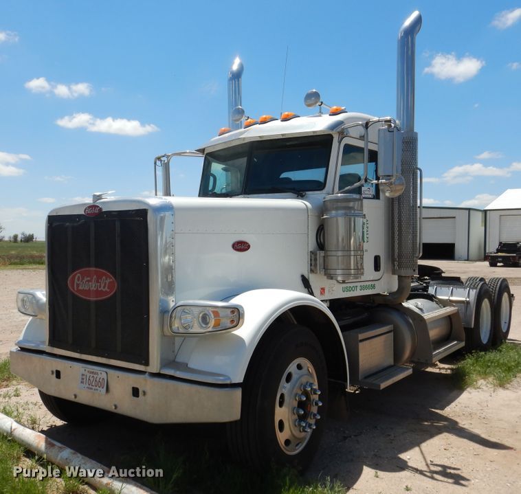 image for item DI5627 2017 Peterbilt 389  semi truck