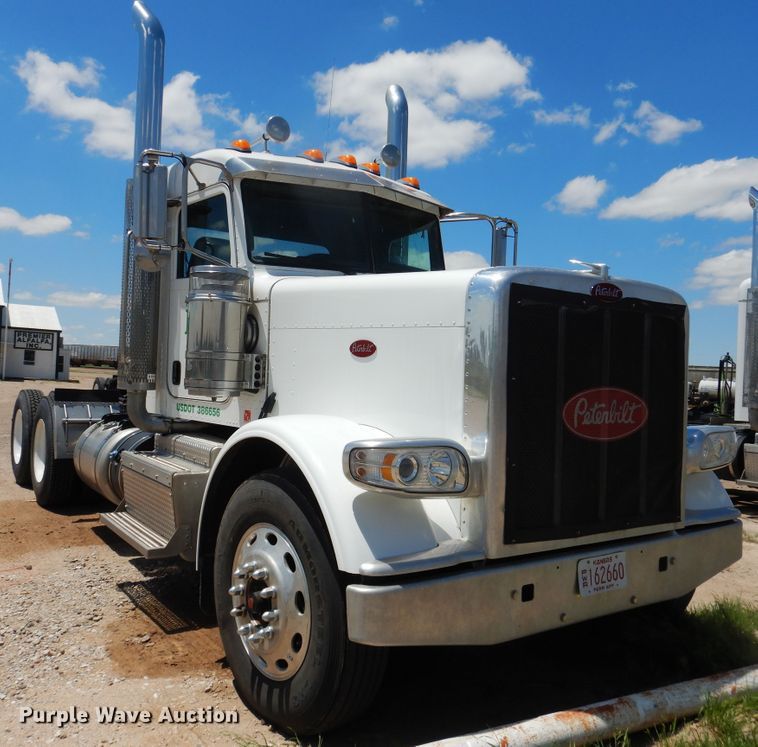 image for item DI5627 2017 Peterbilt 389  semi truck
