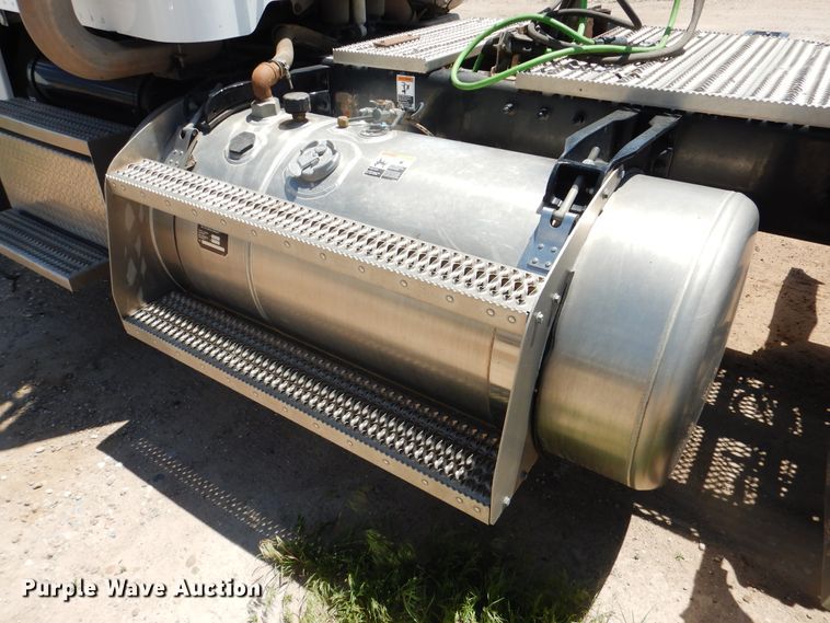 image for item DI5627 2017 Peterbilt 389  semi truck