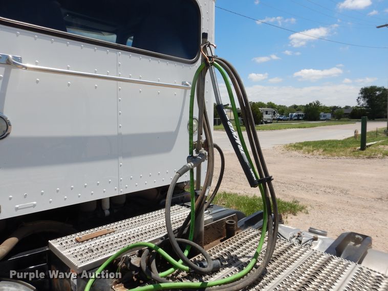 image for item DI5627 2017 Peterbilt 389  semi truck