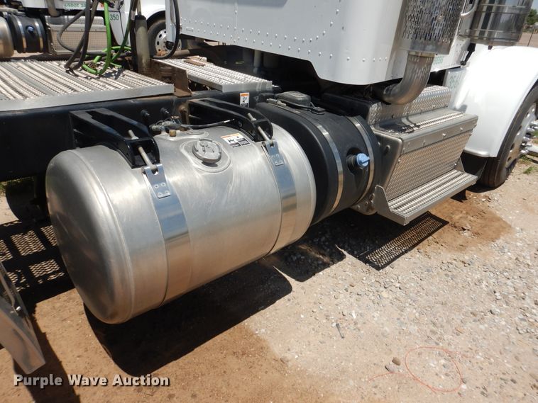 image for item DI5627 2017 Peterbilt 389  semi truck