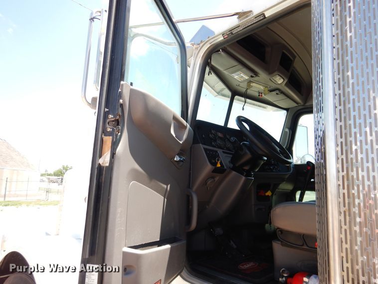 image for item DI5627 2017 Peterbilt 389  semi truck