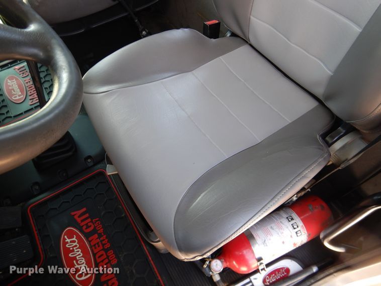 image for item DI5627 2017 Peterbilt 389  semi truck