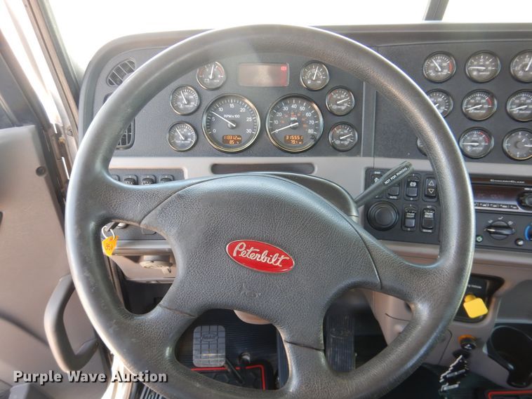 image for item DI5627 2017 Peterbilt 389  semi truck