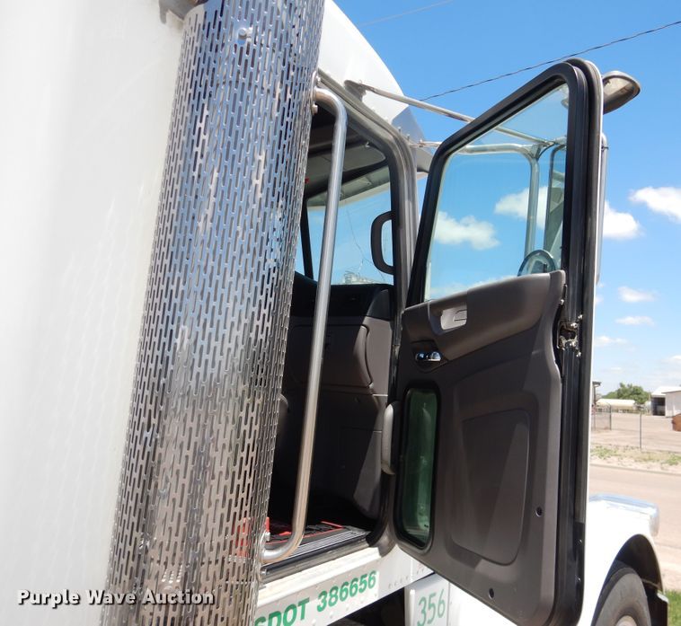 image for item DI5627 2017 Peterbilt 389  semi truck