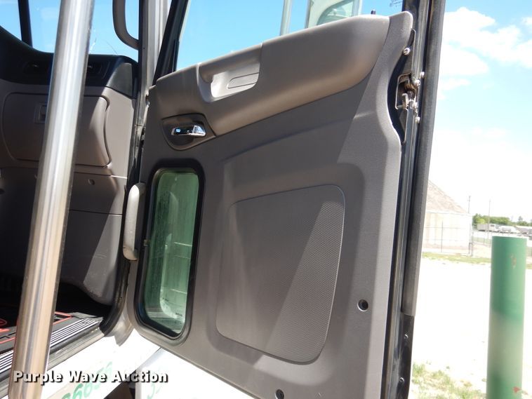 image for item DI5627 2017 Peterbilt 389  semi truck