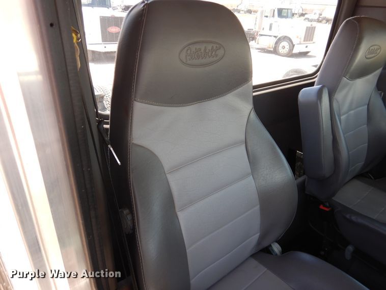 image for item DI5627 2017 Peterbilt 389  semi truck