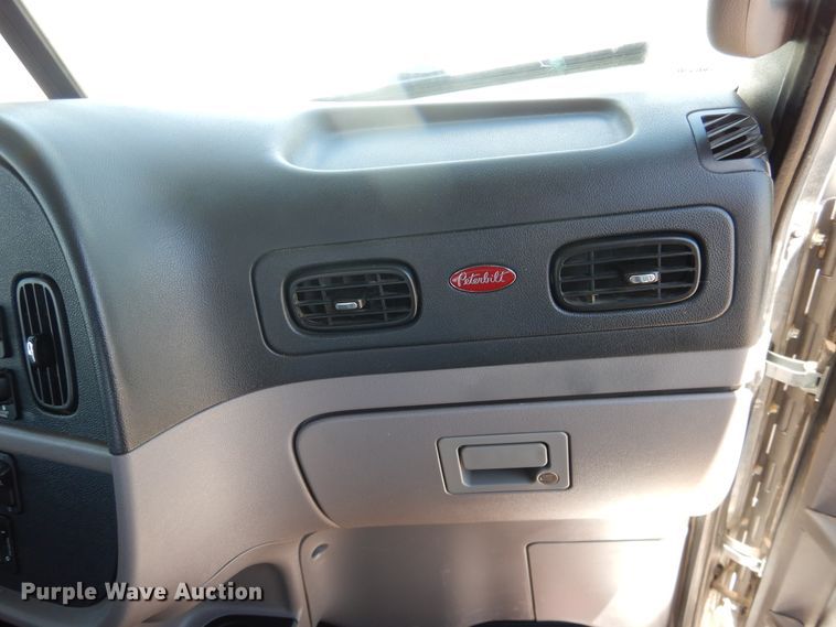 image for item DI5627 2017 Peterbilt 389  semi truck